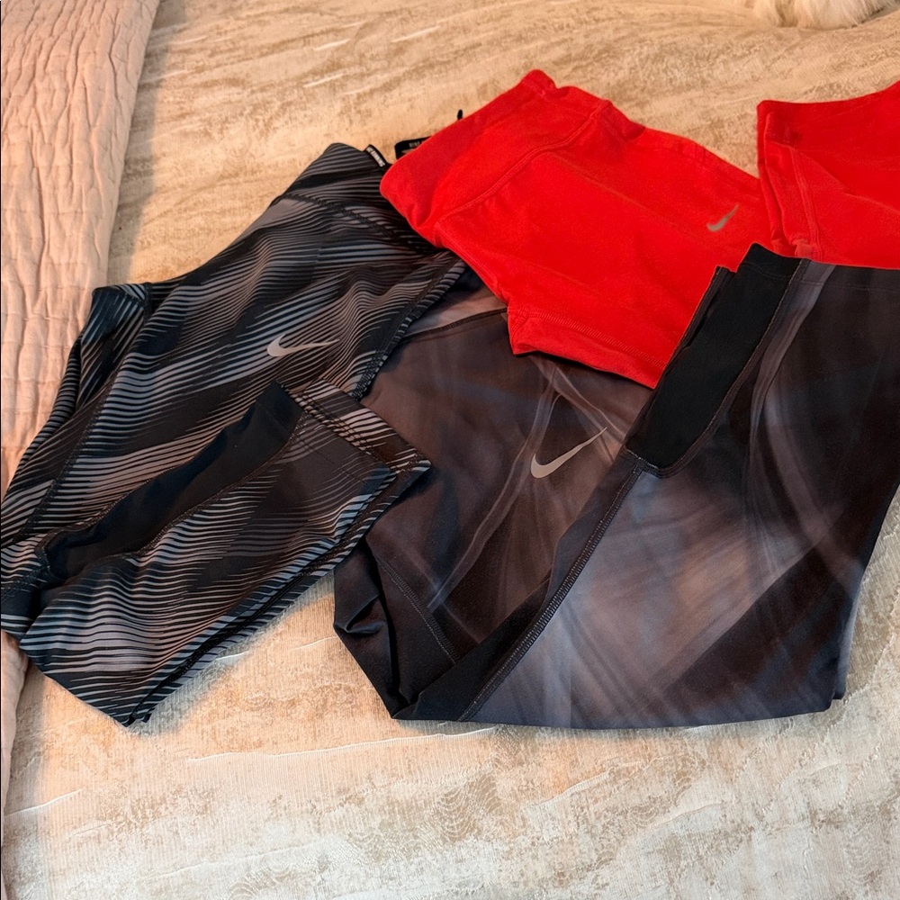 Nike women’s ' orange Athletic leggings with Black Patterned Leggings